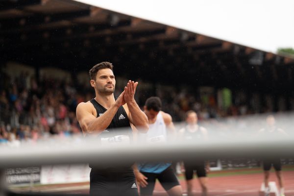 Tim Nowak (SSV Ulm 1846) vor dem 400m Start am 07.05.2022 beim Stadtwerke Ratingen Mehrkampf-Meeting 2022 in Ratingen